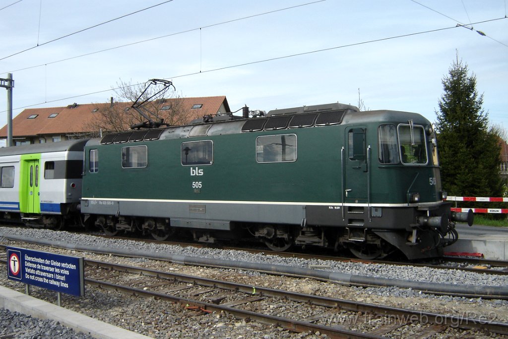 1042-0028-260405.jpg - BLS Re 420.505-0 / Kerzers 26.4.2005