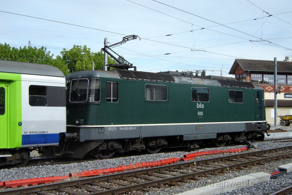 1042-0032-260405.jpg - BLS Re 420.505-0 / Kerzers 26.4.2005