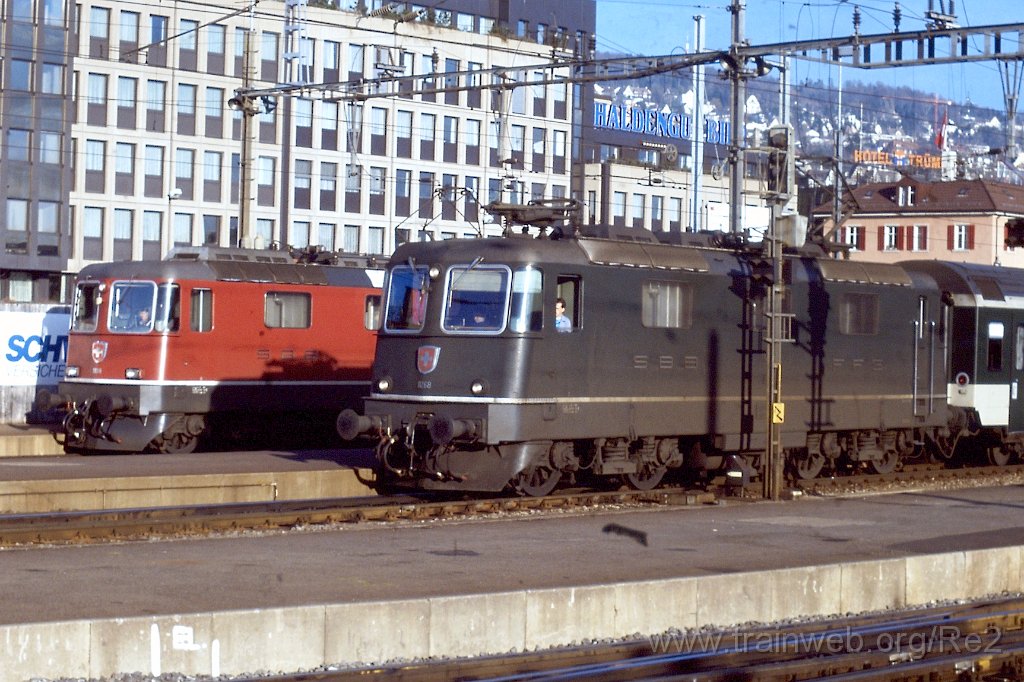 0270-0021.jpg - SBB-CFF Re 4/4'' 11268 + SBB-CFF Re 4/4'' 11138 / Zürich HB 3.2.1990