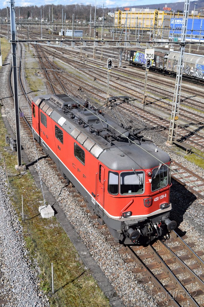 8430-0036-150323.jpg - SBBC Re 4/4'' 11139 (Re 420.139-8)  (Re 91 85 4 420 139-8 CH-SBBC) / Spreitenbach (Brücke Furttalstrasse) 15.3.2023