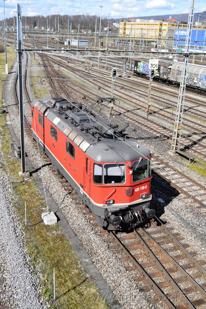 8430-0037-150323.jpg - SBBC Re 4/4'' 11139 (Re 420.139-8)  (Re 91 85 4 420 139-8 CH-SBBC) / Spreitenbach (Brücke Furttalstrasse) 15.3.2023