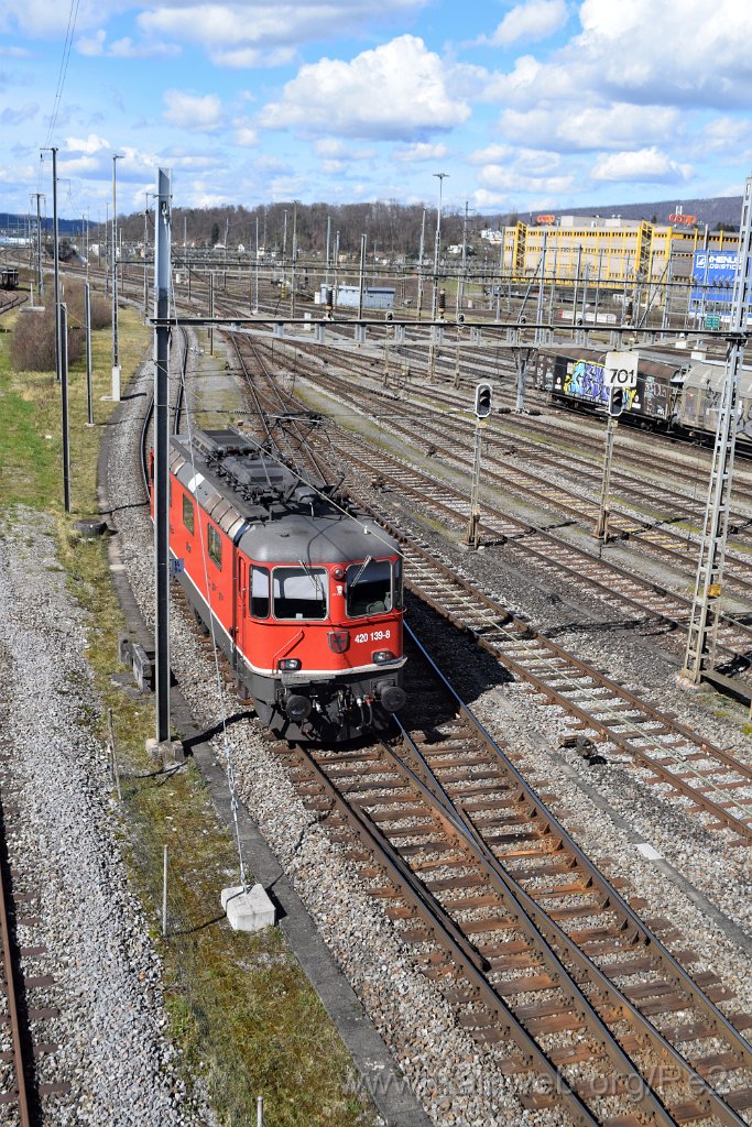 8430-0041-150323.jpg - SBBC Re 4/4'' 11139 (Re 420.139-8)  (Re 91 85 4 420 139-8 CH-SBBC) / Spreitenbach (Brücke Furttalstrasse) 15.3.2023