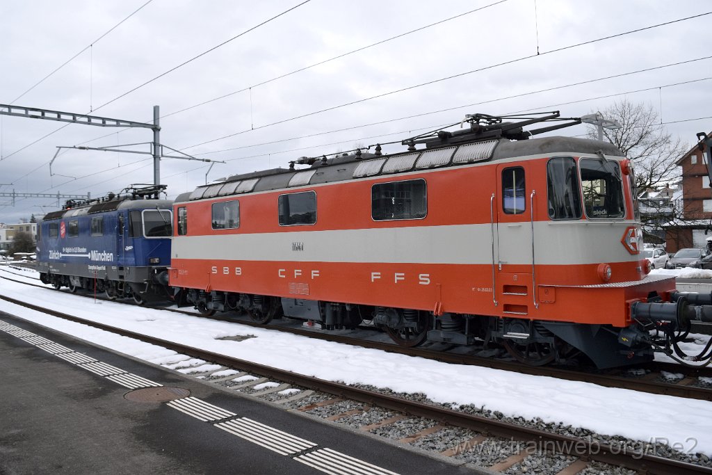 10143-0005-061225.jpg - DDF Re 421.379-9 ''Zürich-München 2021'' (Re 91 85 4 421 379-9 CH-DDF) + DSF Re 4/4'' 11141 / SBB-CFF (Re 91 85 4 420 141-4 CH-DSF) / Einsiedeln 6.12.2025