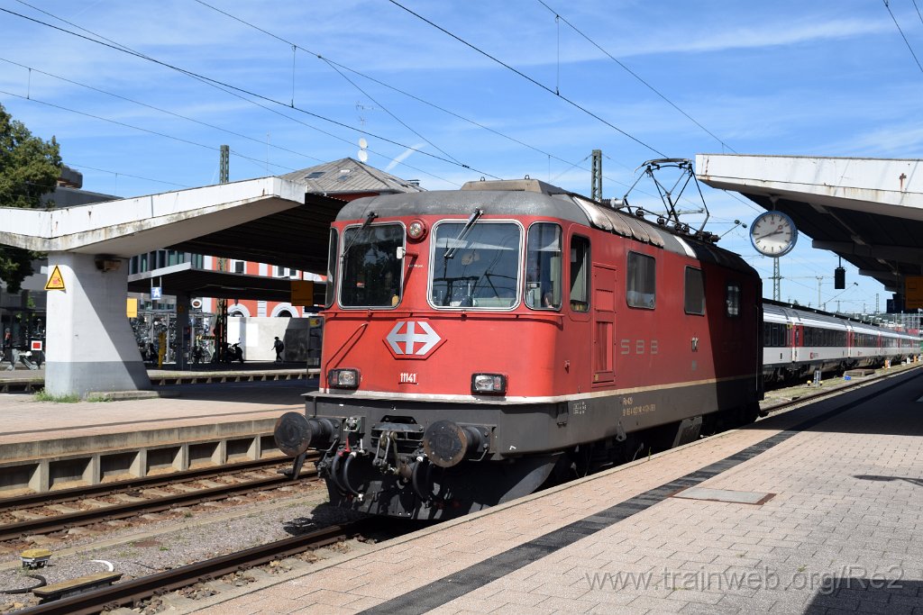 8162-0008-240822.jpg - SBB-CFF Re 4/4'' 11141 (Re 420.141-4)  (Re 91 85 4 420 141-4 CH-SBB) / Singen (Htw) 24.8.2022