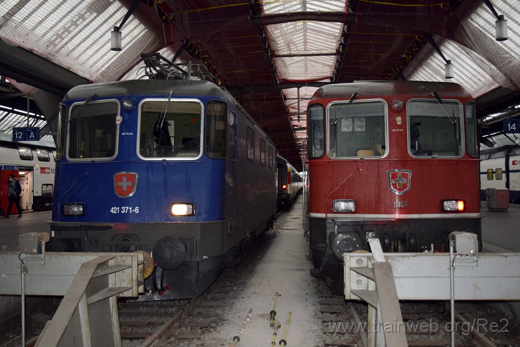 7202-0032-031120.jpg - SBB-CFF Re 4/4'' 11146 (Re 420.146-3)  (Re 91 85 4 420 146-3 CH-SBB) + SBBC Re 421.371-6 ''Zürich-München 2021'' (Re 91 85 4 421 371-6 CH-SBBC) / Zürich HB 3.11.2020