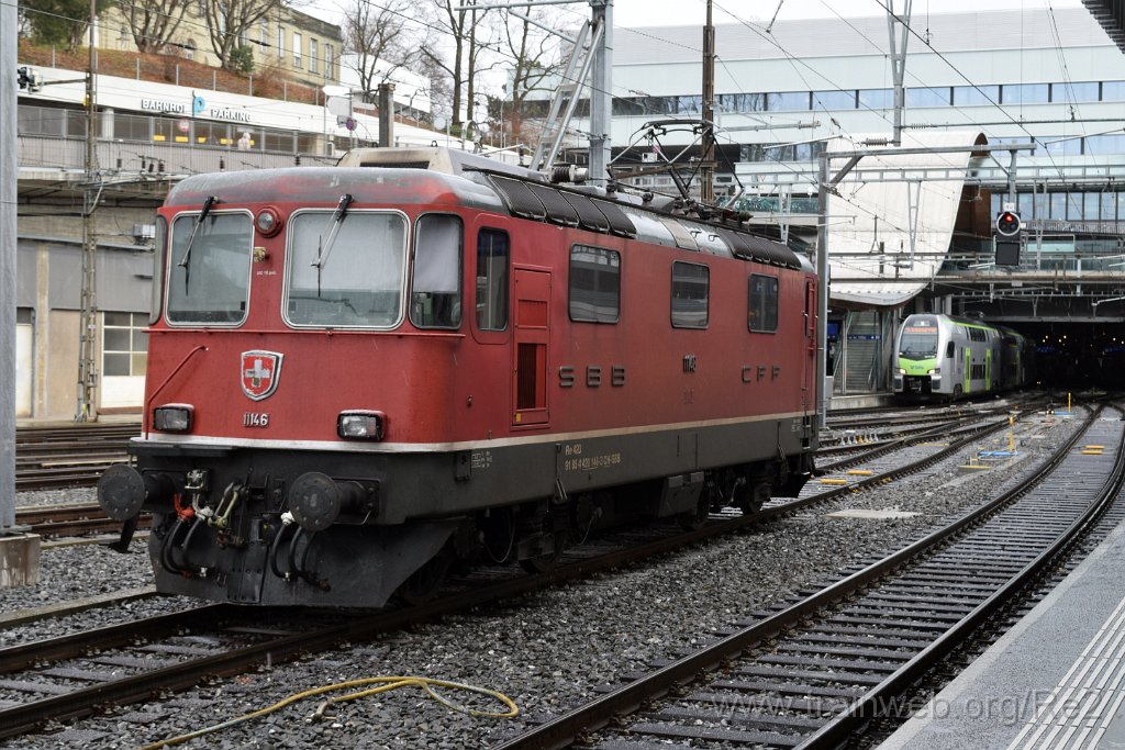 7871-0025-210222.jpg - SBB-CFF Re 4/4'' 11146 (Re 420.146-3)  (Re 91 85 4 420 146-3 CH-SBB) + BLS RABe 515.010 / Bt 515.110-5 (RABe 94 85 7 515 110-5 CH-BLS) / Bern HB 21.2.2022