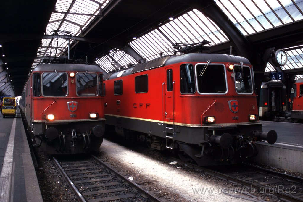 0863-0012.jpg - SBB-CFF Re 4/4'' 11290 + SBB-CFF Re 4/4'' 11150 / Zürich HB 26.10.2000