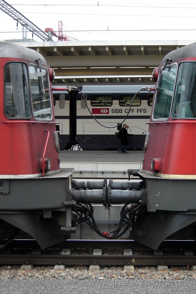 0996-0007-041204.jpg - SBB-CFF Re 4/4'' 11241 + SBB-CFF Re 4/4'' 11155 / Zürich HB 4.12.2004