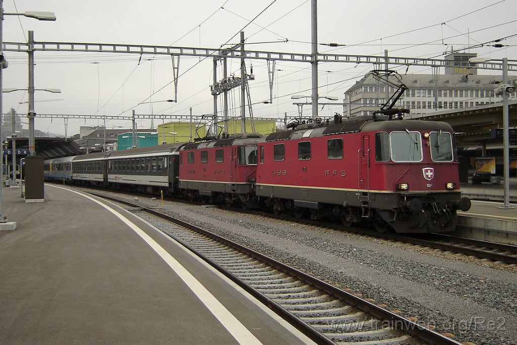 0996-0010-041204.jpg - SBB-CFF Re 4/4'' 11241 + SBB-CFF Re 4/4'' 11155 / Zürich HB 4.12.2004