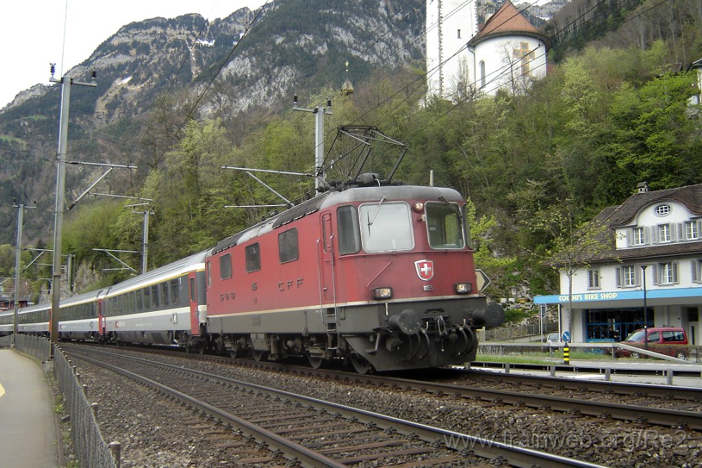 1037-0003-240405.jpg - SBB-CFF Re 4/4'' 11155 / Flüelen (Seestrasse) 24.4.2005