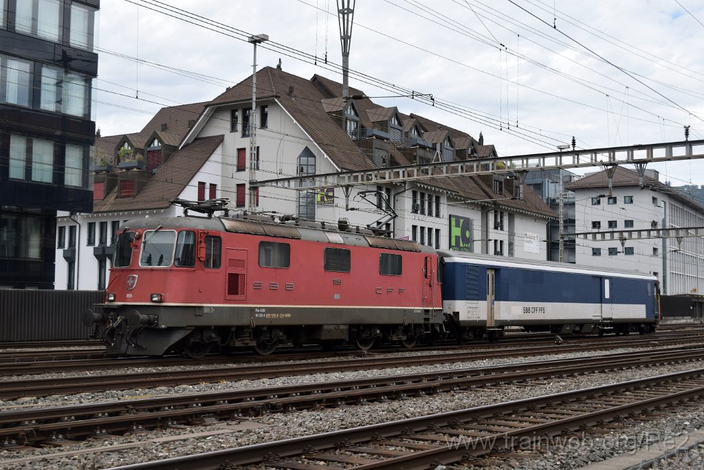 8196-0001-070922.jpg - SBB-CFF St 900 (50 85  89-33 900-3 CH-SBB) + SBB-CFF Re 4/4'' 11159 (Re 420.159-6)  (Re 91 85 4 420 159-6 CH-SBB) / Olten (Fachhochschule Nordwestschweiz) 7.9.2022