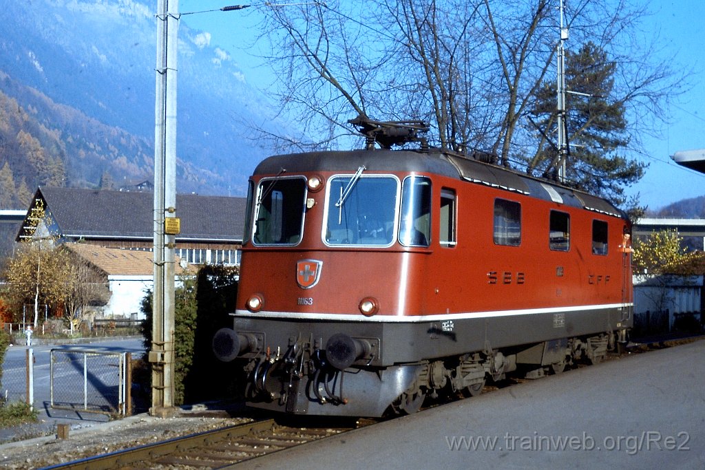 0266-0009.jpg - SBB-CFF Re 4/4'' 11163 / Interlaken-Ost 26.11.1989