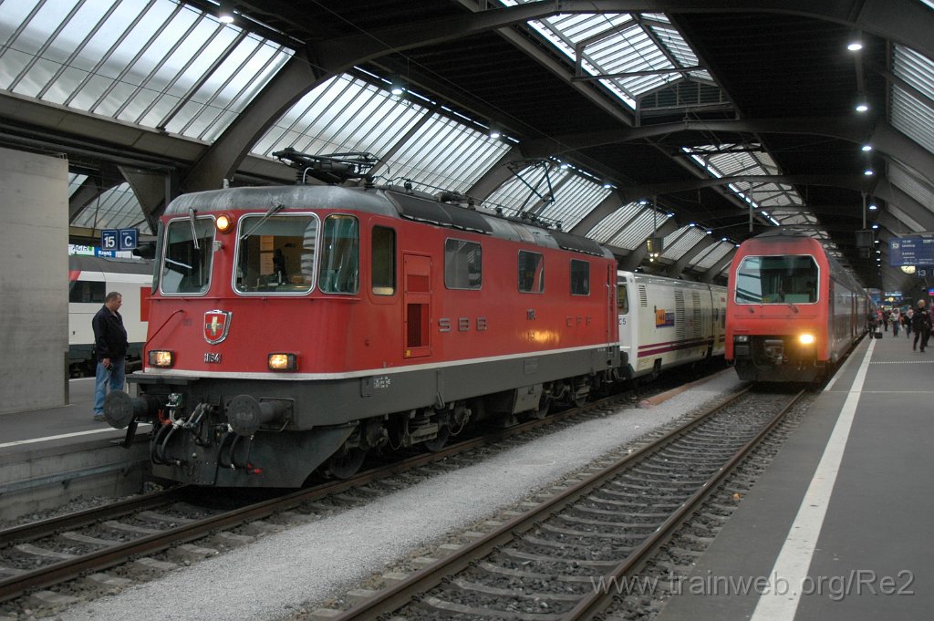 1979-0036-270810.jpg - SBB-CFF Re 4/4'' 11164 + SBB-CFF Bt (DPZ) 50 85 26-33 965-2 / Zürich HB 27.8.2010