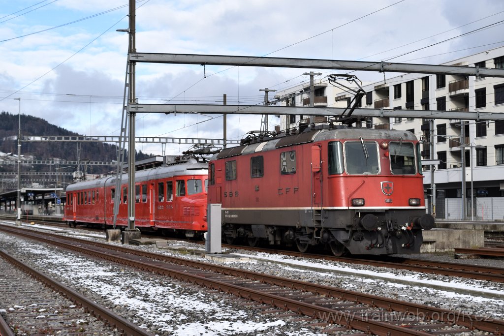 8884-0007-261123.jpg - SBB-CFF Re 4/4'' 11164 (Re 420.164-6)  (Re 91 85 4 420 164-6 CH-SBB) + SBB-CFF RAe 4/8 1021 / 94 85 1 591 021-4 (RAe 94 85 0 591 021-6 CH-SBB) / Wattwil 26.11.2023
