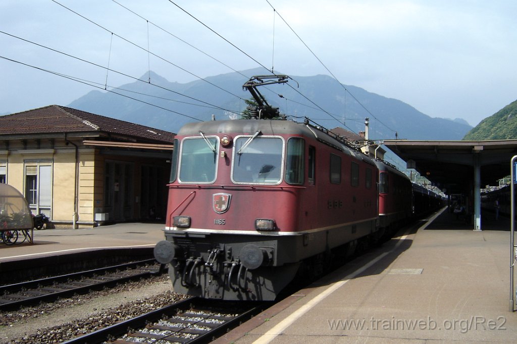 1193-0018-180606.jpg - SBB-CFF Re 4/4'' 11165 + SBB-CFF Re 6/6 11607 ''Wattwil'' / Bellinzona 18.6.2006