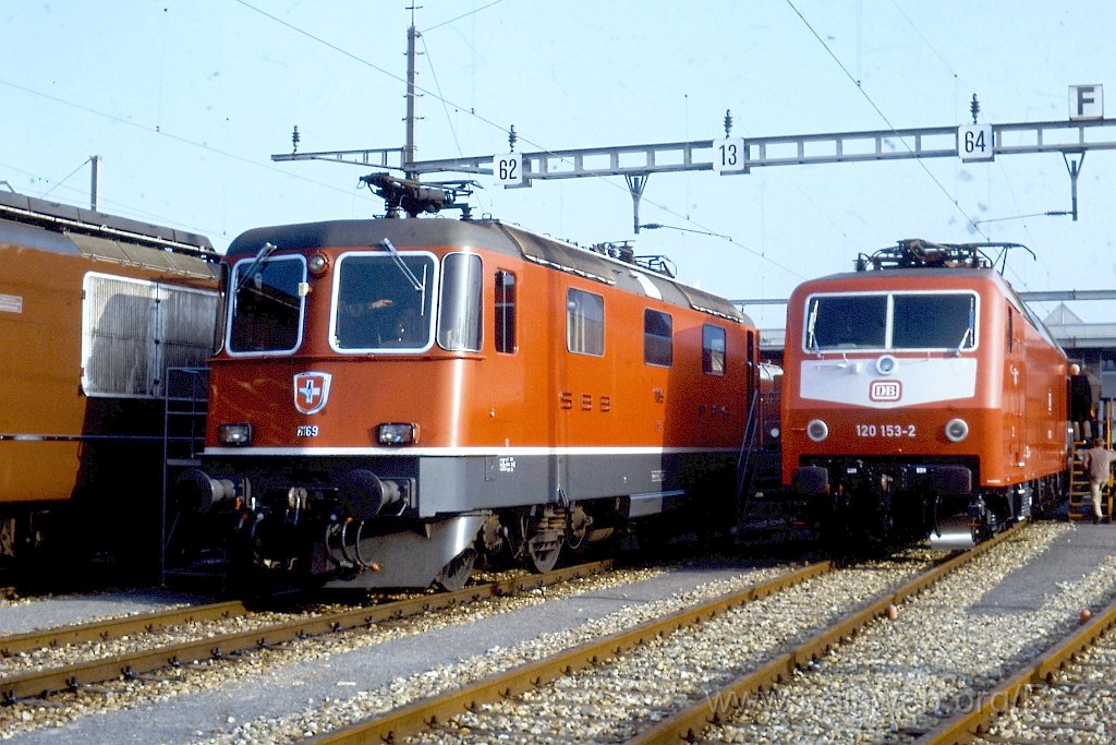 0264-0034.JPG - SBB-CFF Re 4/4'' 11169 + DB 120.153-2 / Basel-Wolf 18.11.1989