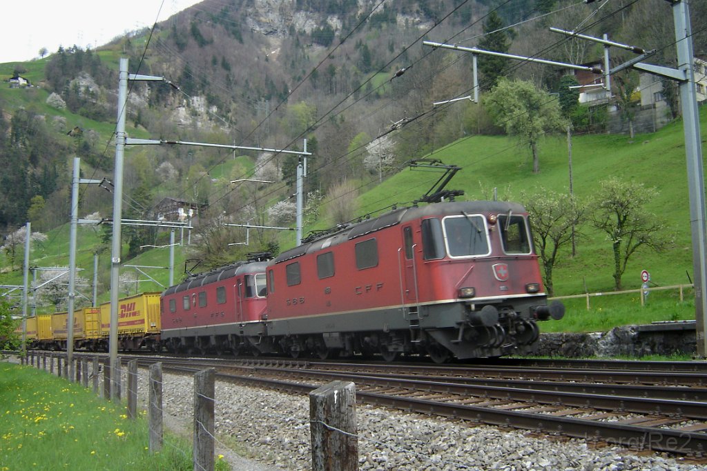 1036-0041-240405.jpg - Re 4/4" 11169 + Re 6/6 11666 "Stein am Rhein"/ Sisikon 24.4.2005