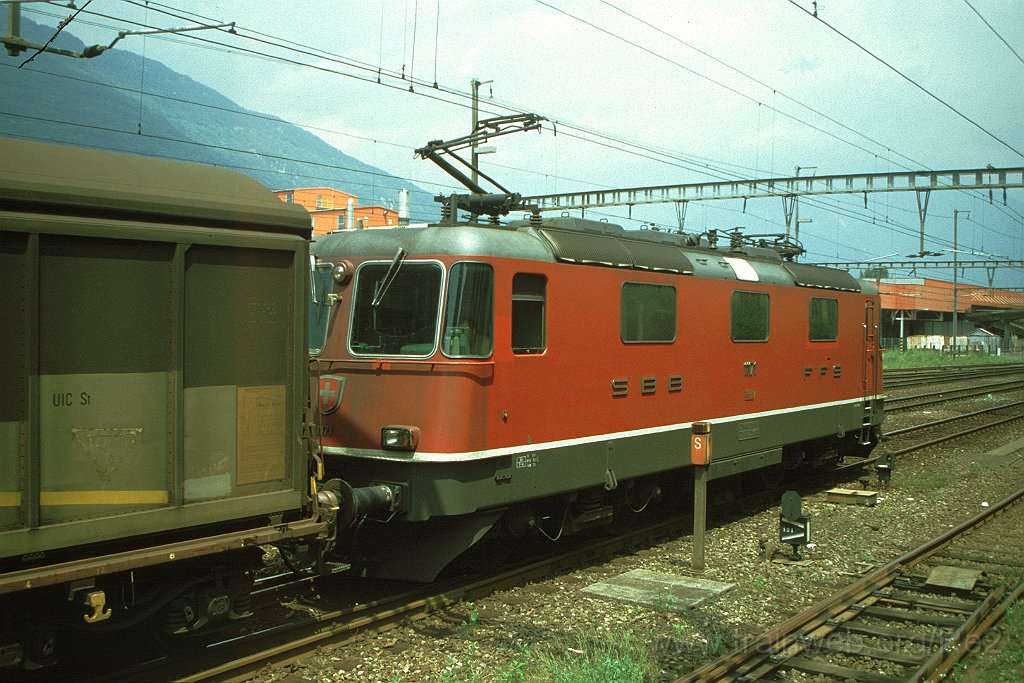 0821-0007.jpg - Re 4/4" 11171 / Giubiasco 28.6.2000