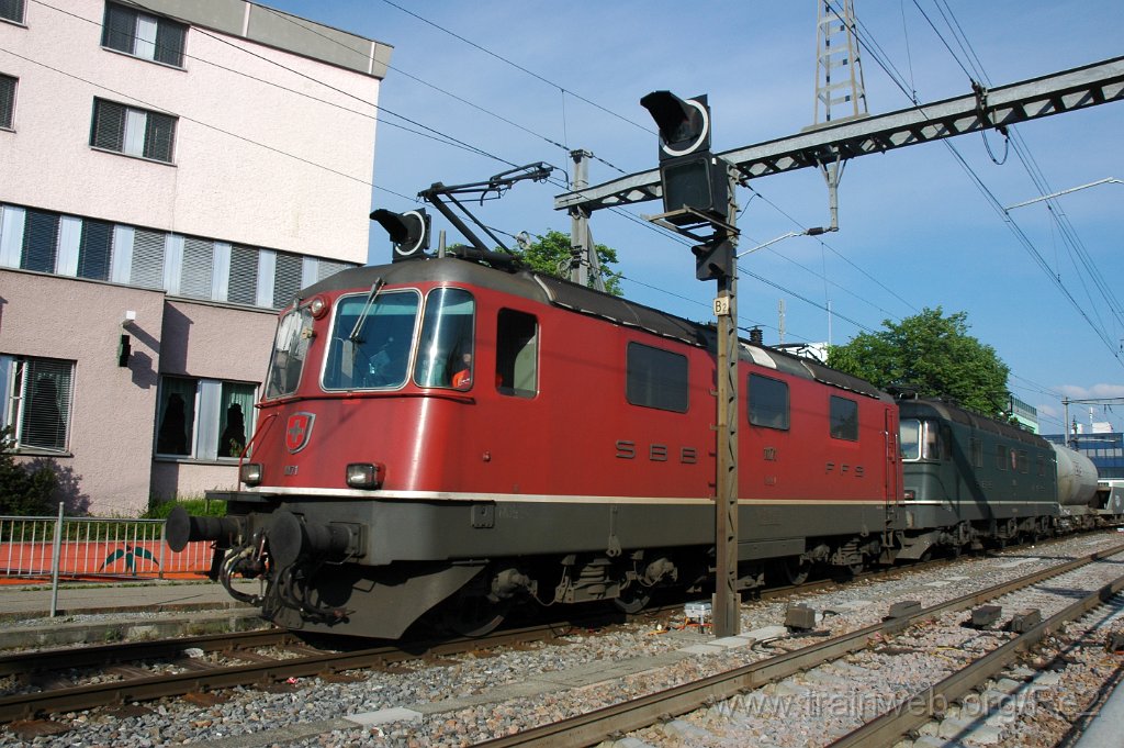 1675-0049-270509.jpg - SBB-CFF Re 4/4'' 11171 + SBB-CFF Re 6/6 11662 ''Reuchenette-Péry'' / Schwerzenbach ZH 27.5.2009