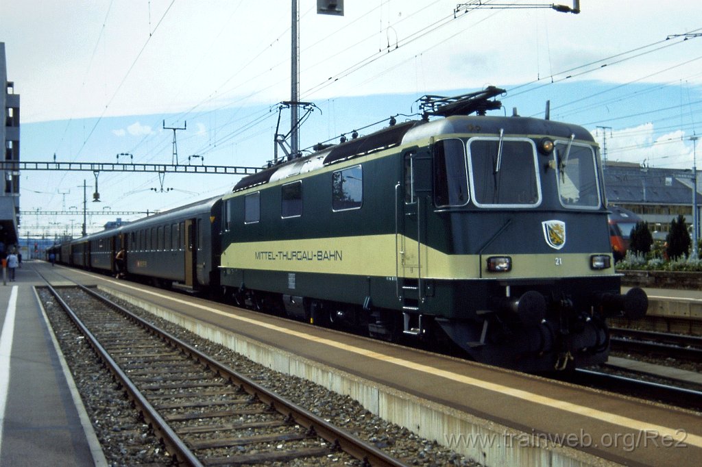 0889-0032.jpg - MThB Re 4/4'' 21 / Zürich-Altstetten 31.5.2001
