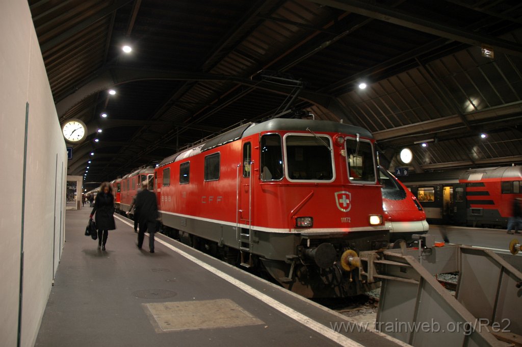 2287-0012-211211.jpg - SBB-CFF Re 4/4'' 11172 + SBB-CFF Re 4/4'' 11220 + SBB-CFF Re 4/4'' 11301 / Zürich HB 21.12.2011