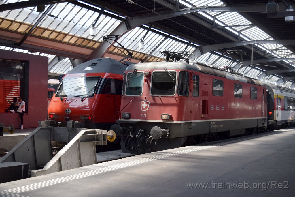 8104-0045-220722.jpg - SBB-CFF Re 4/4'' 11172 (Re 420.172-9)  (Re 91 85 4 420 172-9 CH-SBB) + SBB-CFF Re 460.061-5 ''Wiggertal'' (Re 91 85 4 460 061-5 CH-SBB) / Zürich HB 22.7.2022