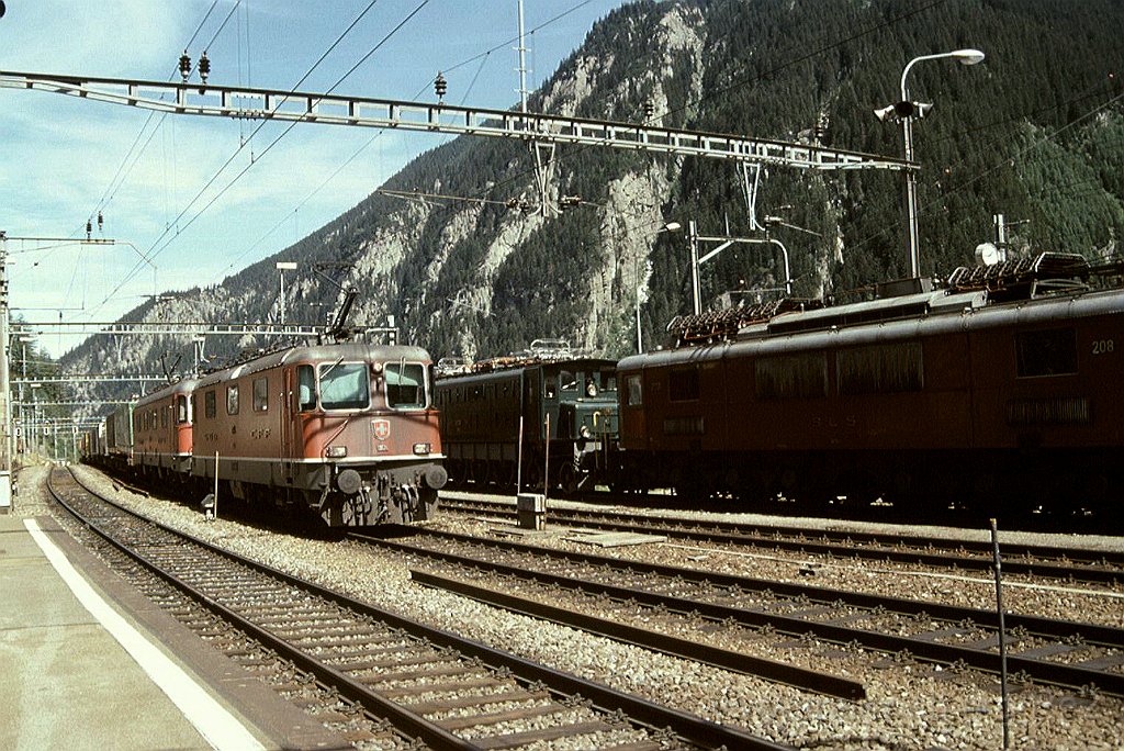 0988-0013.jpg - Re 4/4" 11174 + Re 6/6 11652 "Kerzers" / Göschenen 22.8.2004