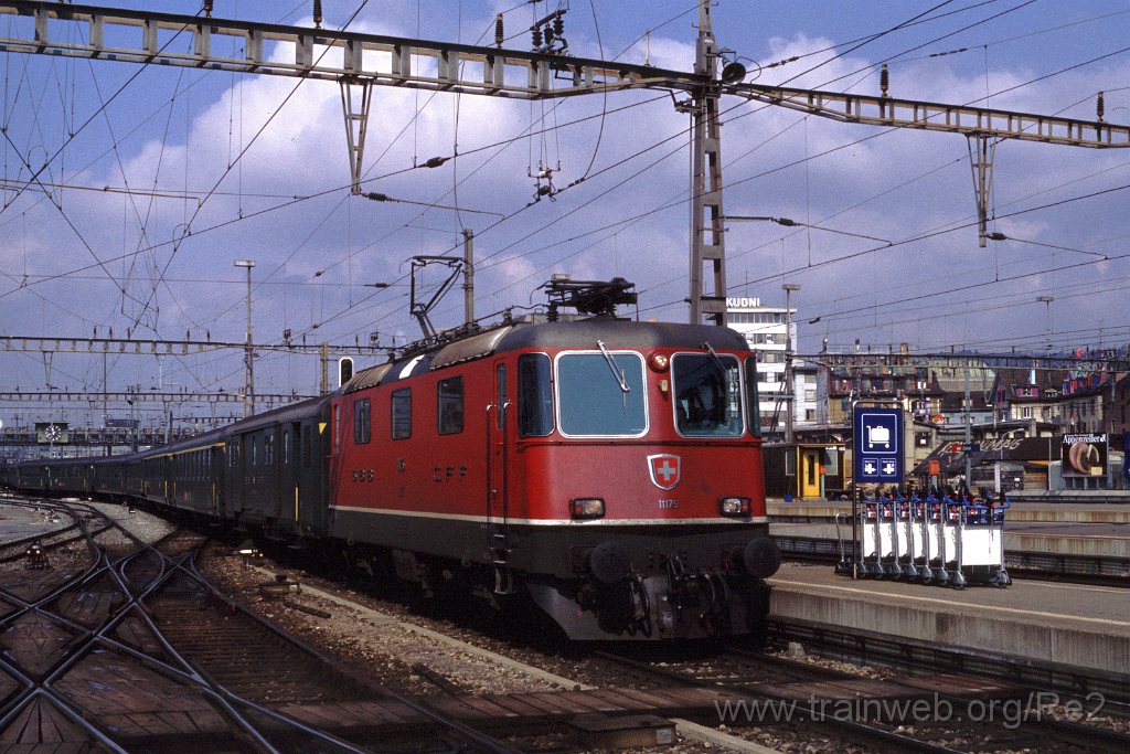 0427-0011.jpg - SBB-CFF Re 4/4'' 11175 / Zürich HB 28.3.1993