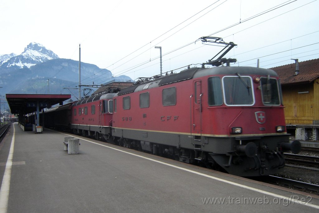 1036-0037-240405.jpg - SBB-CFF Ref 4/4'' 11178 + SBB-CFF Re 6/6 11627 ''Luterbach-Attisholz'' / Brunnen 24.4.2005