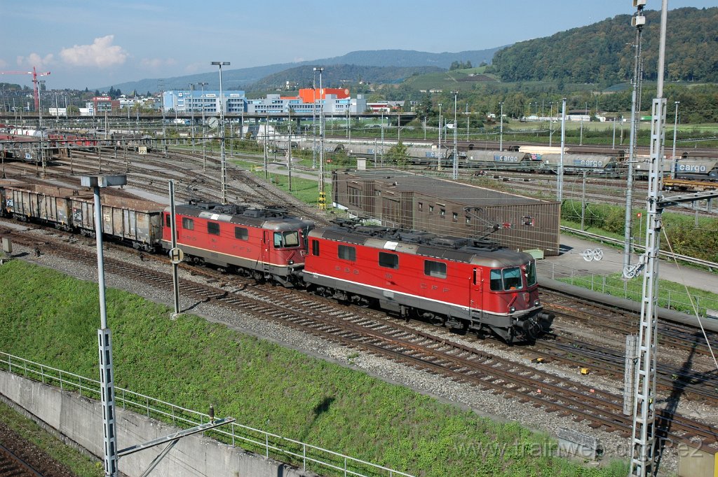 2206-0039-260911.jpg - SBB-CFF Re 4/4'' 11180 + SBB-CFF Re 4/4'' 11283 / RB Limmattal (Brücke Sandäckerstrasse) 26.9.2011