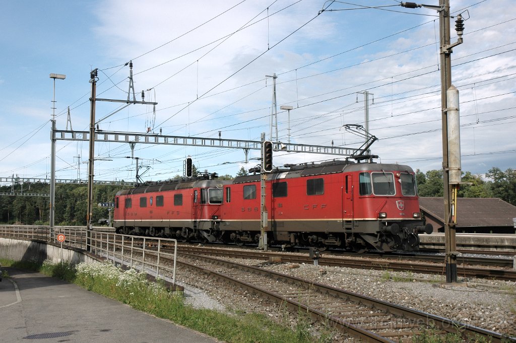2504-0008-190712.jpg - Re 4/4" 11180 + Re 6/6 11654 "Villeneuve" / Hüntwangen-Wil 19.7.2012