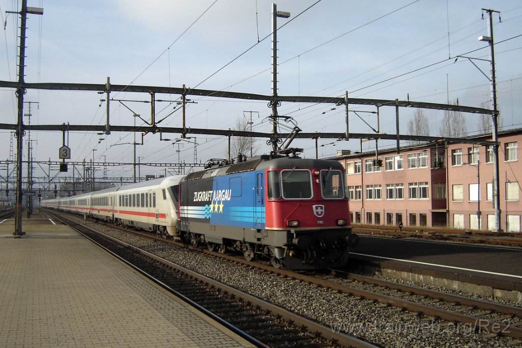 1003-0035-301204.jpg - SBB-CFF Re 4/4'' 11181 ''Zugkraft Aargau'' / Schlieren 30.12.2004