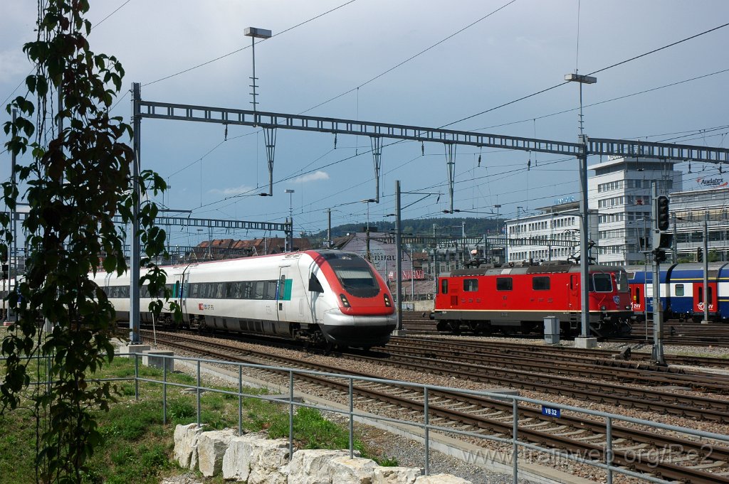 1692-0017-040709.jpg - SBB-CFF Re 4/4'' 11181 + SBB-CFF ICN RABe 500.006-2 / Bt (ICN) 500.106-0 ''Johanna Spyri'' / Zürich HB 4.7.2009