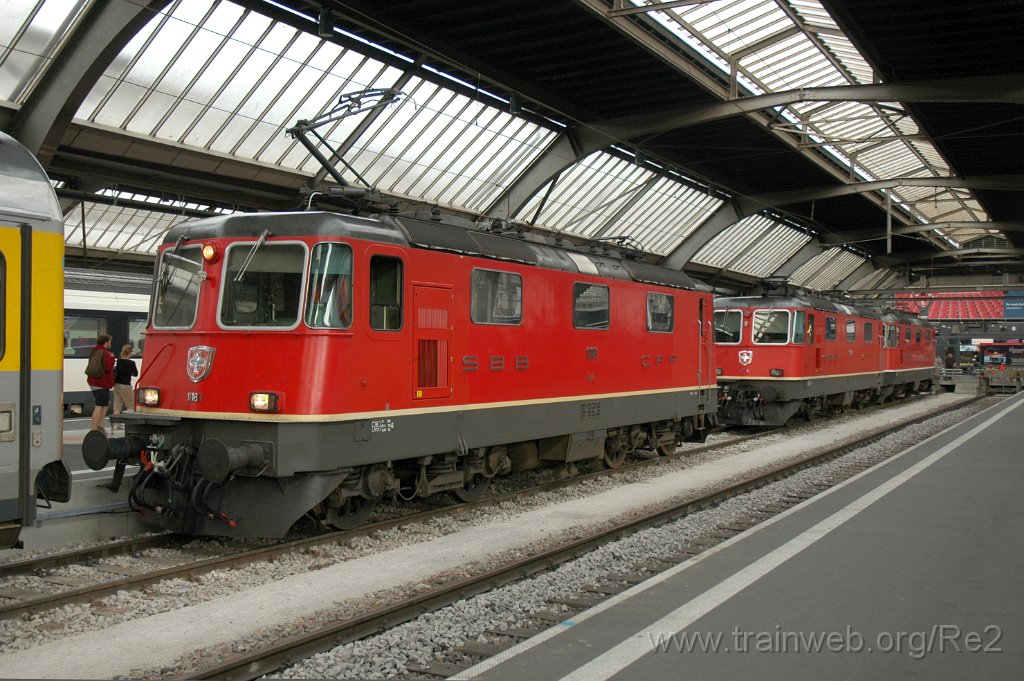 1951-0038-220710.jpg - SBB-CFF Re 4/4'' 11181 + SBB-CFF Re 4/4'' 11224 + SBB-CFF Re 4/4'' 11151 / Zürich HB 22.7.2010