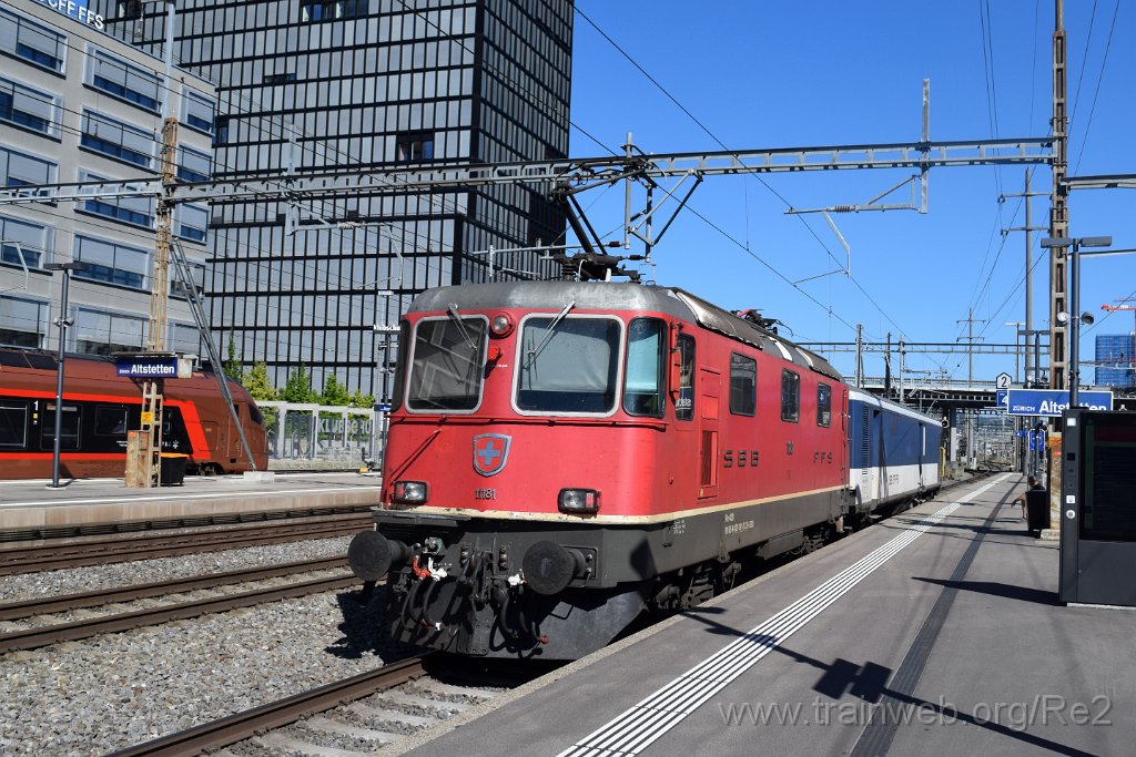 8135-0001-030822.jpg - SBB-CFF St 900 (50 85  89-33 900-3 CH-SBB) + SBB-CFF Re 4/4'' 11181 (Re 420.181-0)  (Re 91 85 4 420 181-0 CH-SBB) / Zürich-Altstetten 3.8.2022