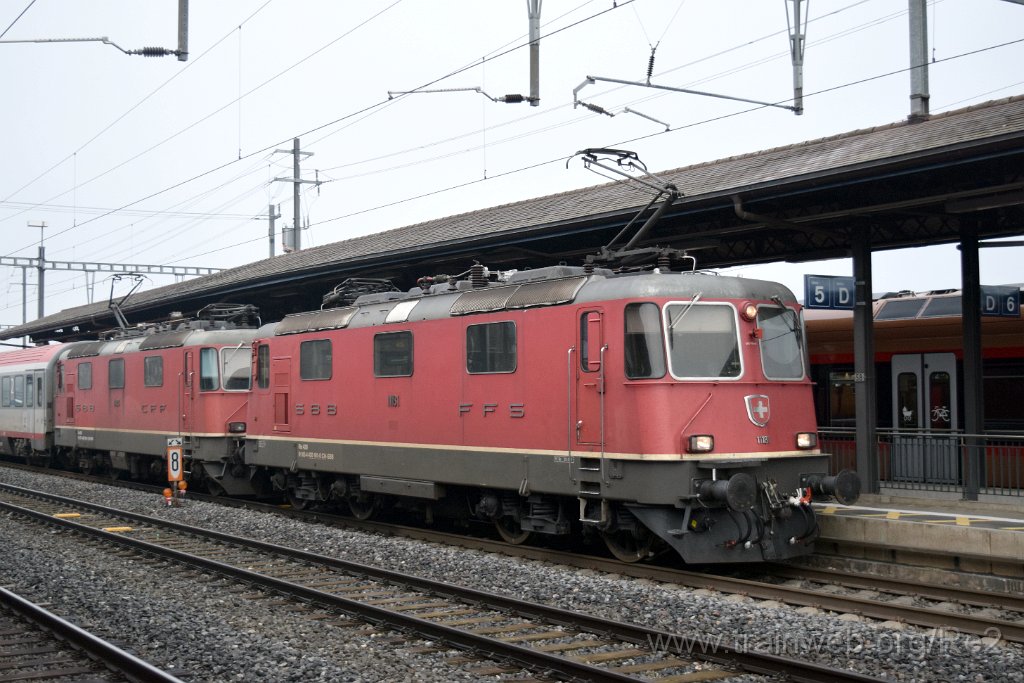 8250-0042-311022.jpg - SBB-CFF Re 4/4'' 11181 (Re 420.181-0)  (Re 91 85 4 420 181-0 CH-SBB) + SBB-CFF Re 4/4'' 11193 (Re 420.193-5)  (Re 91 85 4 420 193-5 CH-SBB) / Pfäffikon SZ 31.10.2022