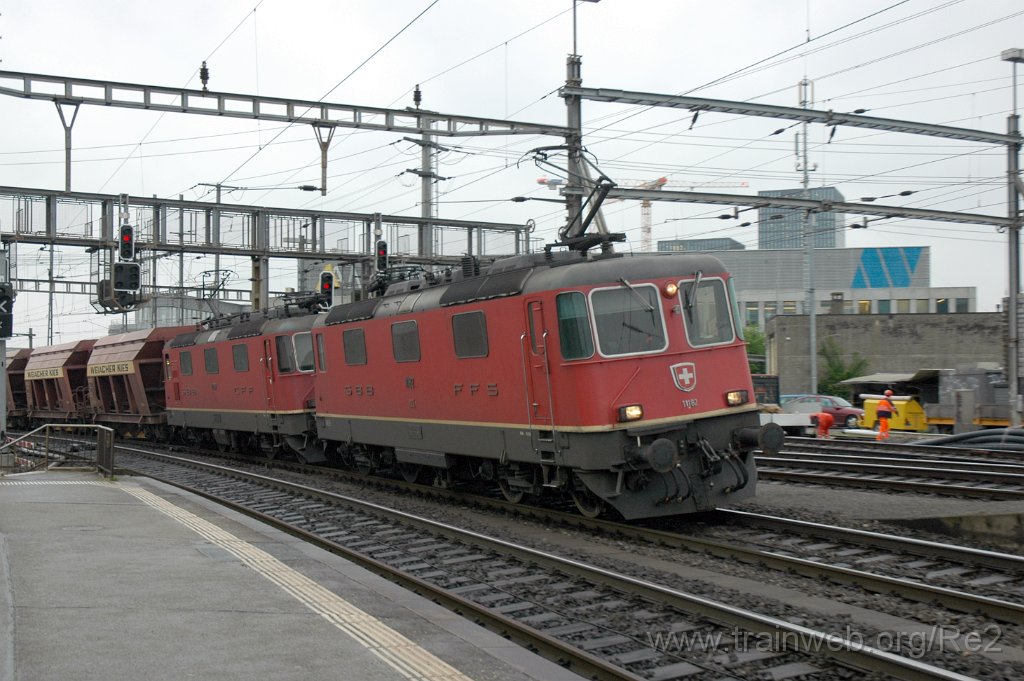 1866-0042-040510.jpg - SBB-CFF Re 4/4'' 11182 + SBB-CFF Re 4/4'' 11269 / Zürich-Oerlikon 4.5.2010