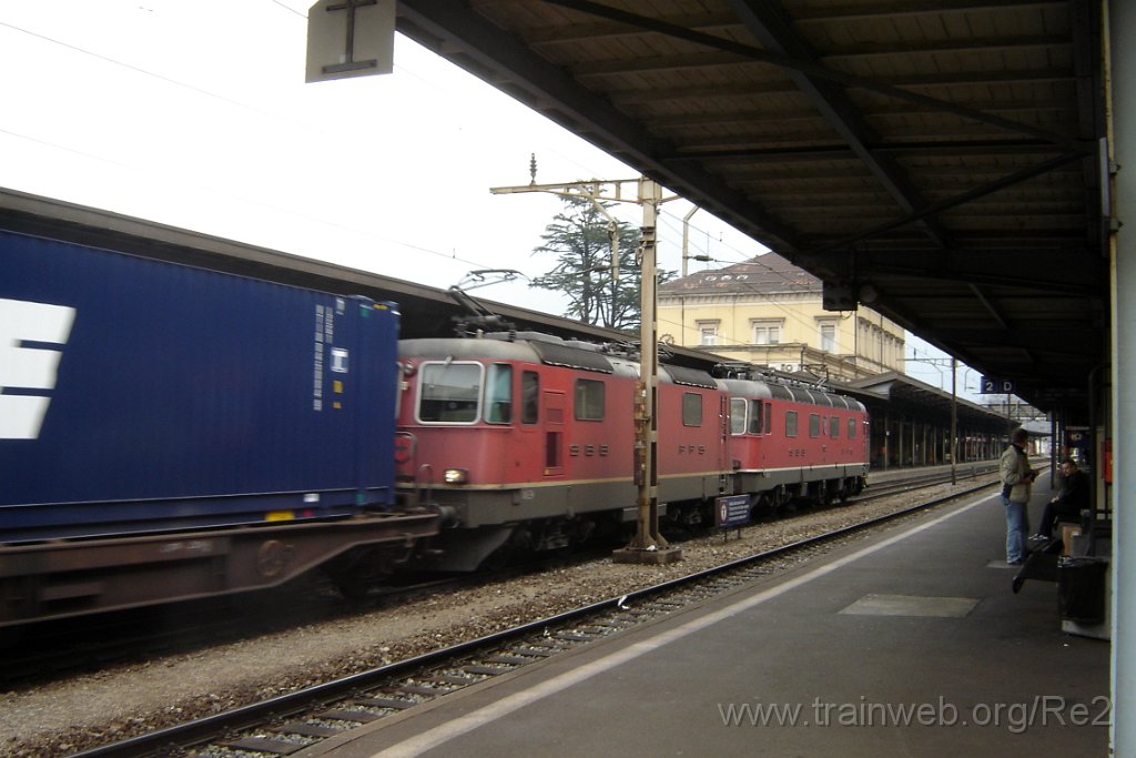 1301-0028-310307.jpg - SBB-CFF Re 4/4'' 11184 + SBB-CFF Re 6/6 11672 ''Balerna'' / Bellinzona 31.3.2007