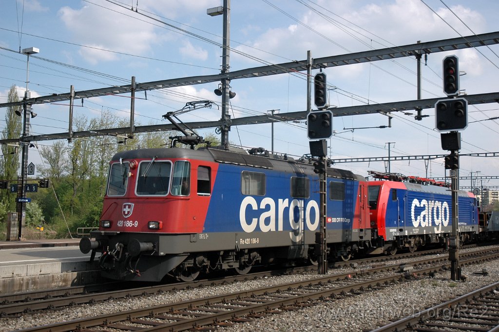 1649-0045-200409.jpg - SBBC Re 420.186-9 + SBBC Re 474.014-8 / Dietikon 20.4.2009