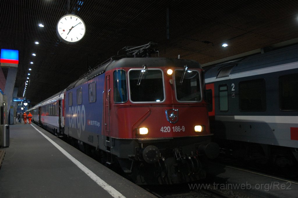 2069-0018-280211.jpg - Re 420.186-9 / Zürich HB 28.2.2011