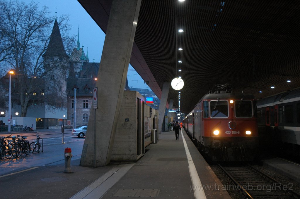 2069-0024-280211.jpg - Re 420.186-9 / Zürich HB 28.2.2011