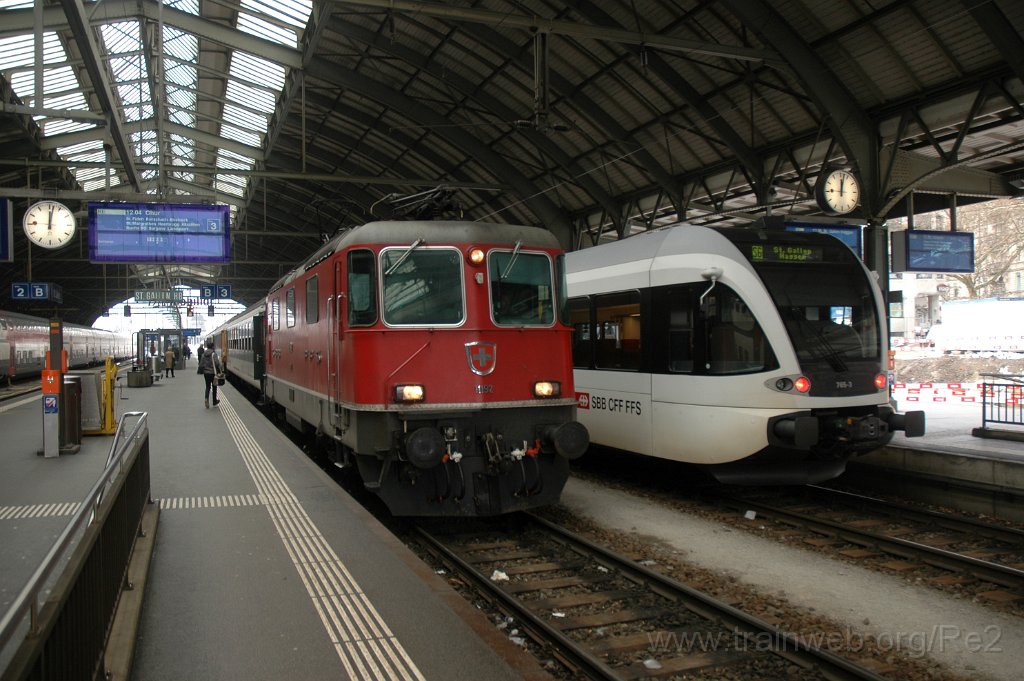 2712-0004-020313.jpg - Re 4/4" 11192 + Thurbo RABe 526.765-3 / St.Gallen HB 2.3.2013