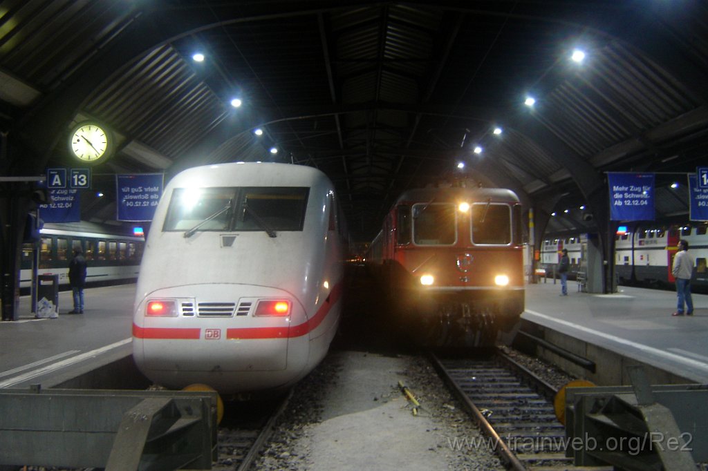 0997-0048-101204.jpg - DBAG ICE 401.572-3 + SBB-CFF Re 4/4'' 11195 / Zürich HB 10.12.2004