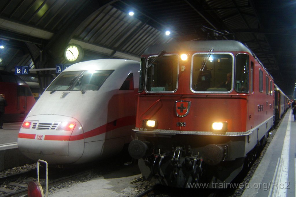 0998-0001-101204.jpg - DBAG ICE 401.572-3 + SBB-CFF Re 4/4'' 11195 / Zürich HB 10.12.2004