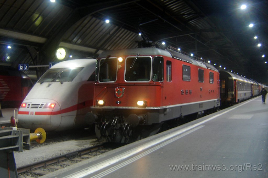 0998-0006-101204.jpg - SBB-CFF Re 4/4'' 11195 + DBAG ICE 401.572-3 / Zürich HB 10.12.2004