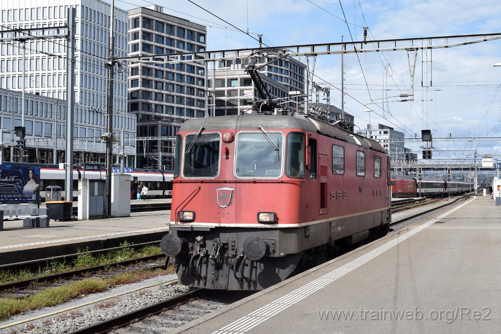 9707-0045-040525.jpg - SBB-CFF Re 4/4'' 11196 (Re 420.196-8)  / Zürich HB 4.5.2025