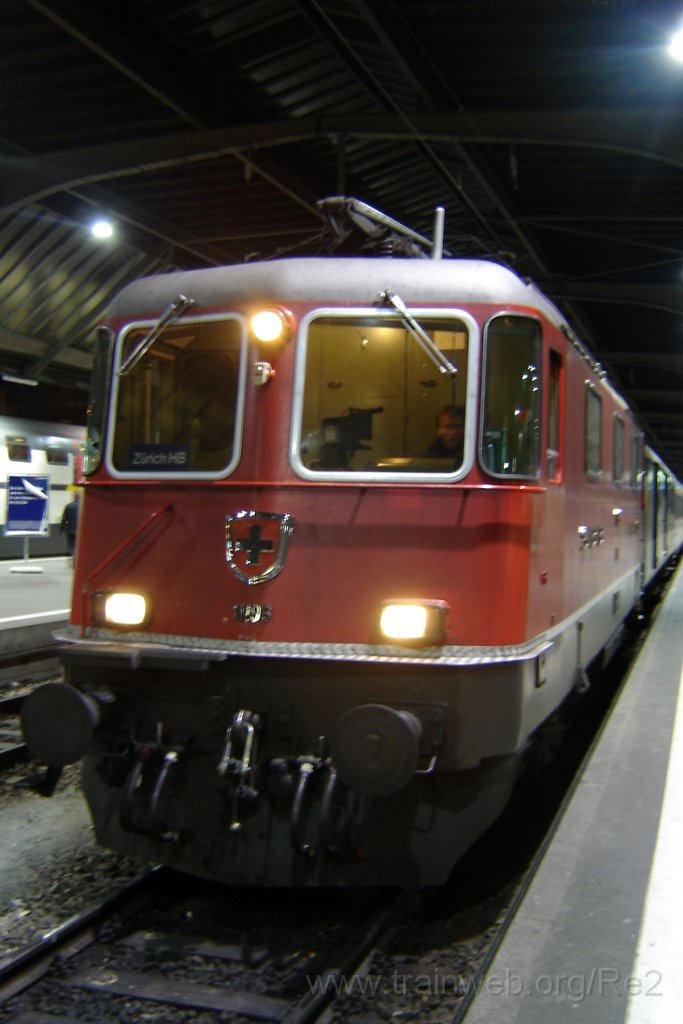 1007-0026-080105.jpg - Re 4/4" 11197 / Zürich HB 8.1.2005