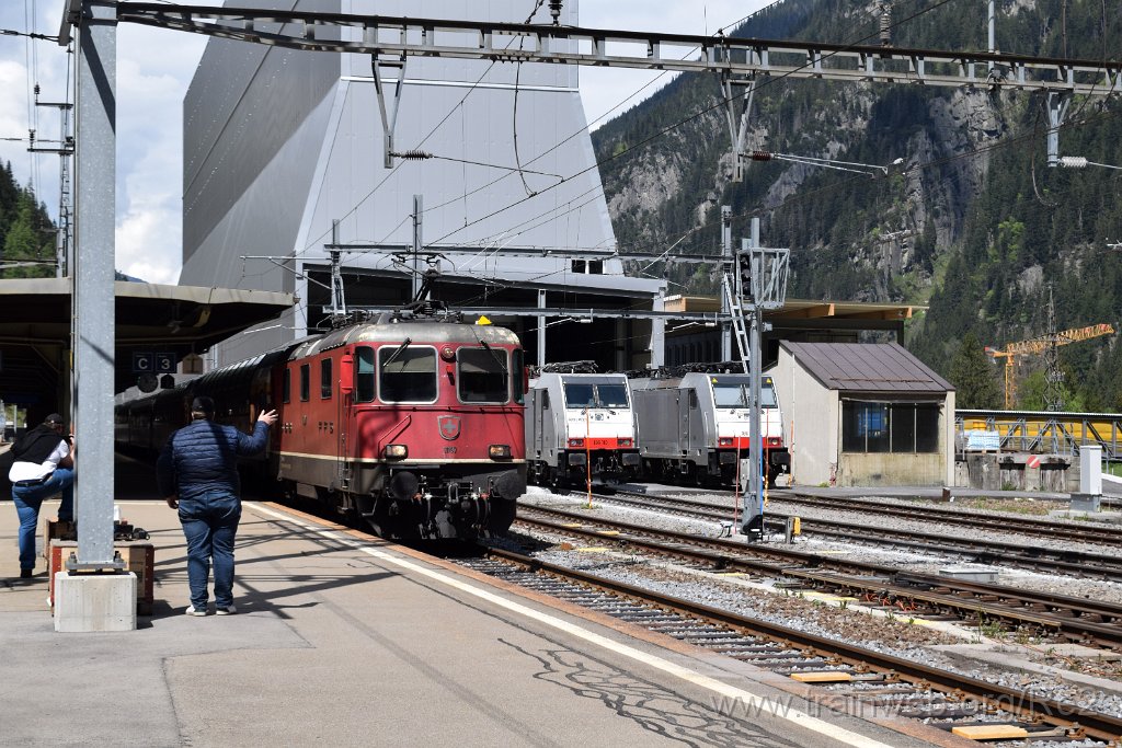 9723-0032-100525.jpg - SBB-CFF Re 4/4'' 11197 (Re 420.197-6)  (Re 91 85 4 420 197-6 CH-SBB) + RailPool 186.110-3 (91 80 6 186 110-3 D-Rpool) + RailPool 186.497 (91 80 6 186 497-4 D-Rpool) / Göschenen 10.5.2025