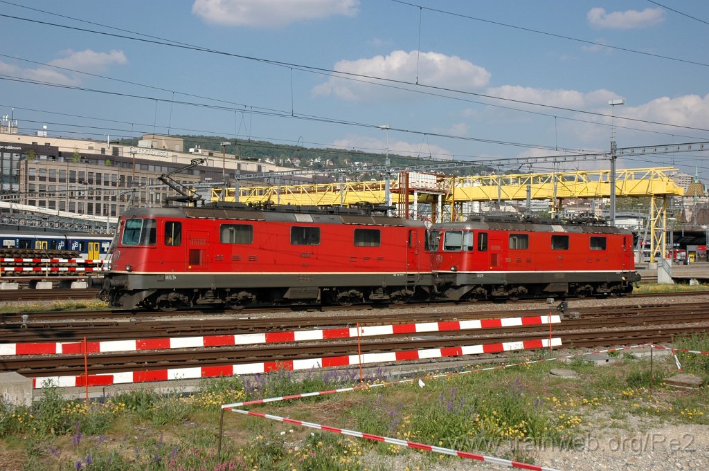 2102-0037-260411.jpg - SBB-CFF Re 4/4'' 11200 + SBB-CFF Re 4/4'' 11129 / Zürich HB 26.4.2011
