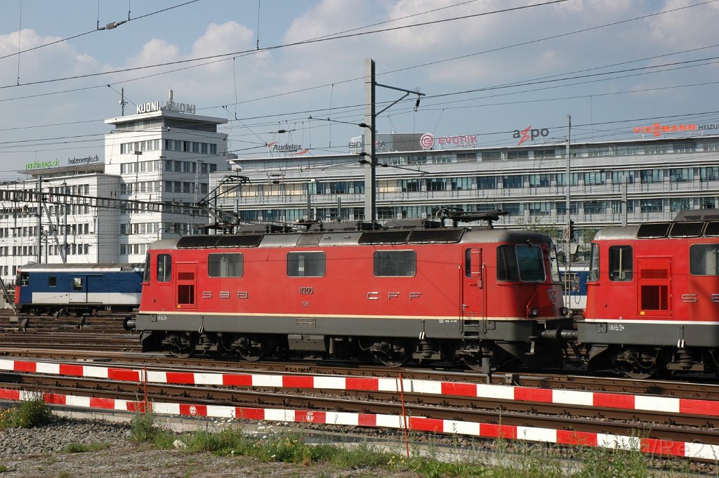 2102-0039-260411.jpg - Re 4/4" 11200 / Zürich HB 26.4.2011